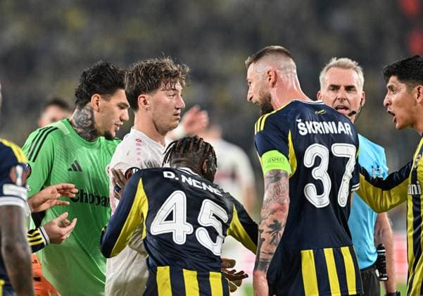 Fenerbahce v Stuttgart - UEFA Europa League ISTANBUL, TURKIYE - OCTOBER 23: Milan Skriniar (37) of Fenerbahce gets argued with Angelo Stiller (2nd L) of Stuttgart during the UEFA Europa League Week 3 match between Fenerbahce and Stuttgart at Chobani Stadium in Istanbul, Turkiye, on October 23, 2025. Elif Ozturk Anadolu Istanbul Turkey. Editorial use only. Please get in touch for any other usage.  Copyright: x2025xAnadoluxElifxOzturkx