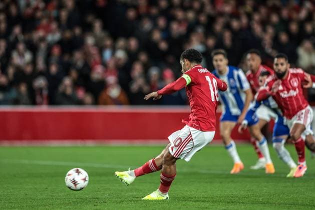 UEFA Europa League Matchday 3 of 8 Nottingham Forest v Porto Morgan Gibbs-White of Nottingham Forest scores a penalty to make it 1-0 during the UEFA Europa League Matchday 3 of 8 Nottingham Forest vs Porto at City Ground, Nottingham, United Kingdom, 23rd October 2025 (Photo by Mark Cosgrove News Images) Nottingham City Ground Nottinghamshire United Kingdom Copyright: xMarkxCosgrove NewsxImagesx