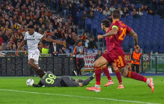 Roma vs Viktoria Plzen Rafiu Durosinmi (FC Viktoria Plzen) - Mile Svilar (AS Roma) During the 2025 26 Europa League football match between Roma and Viktoria Plzen on October 23, 2025, at the Stadio Olimpico in Rome. Photo: Roma stadio Olimpico Roma Italia Copyright: xFABIOxSASSOxFabioxSassox roma victoria plzen2025_10_23Fabio Sasso9442