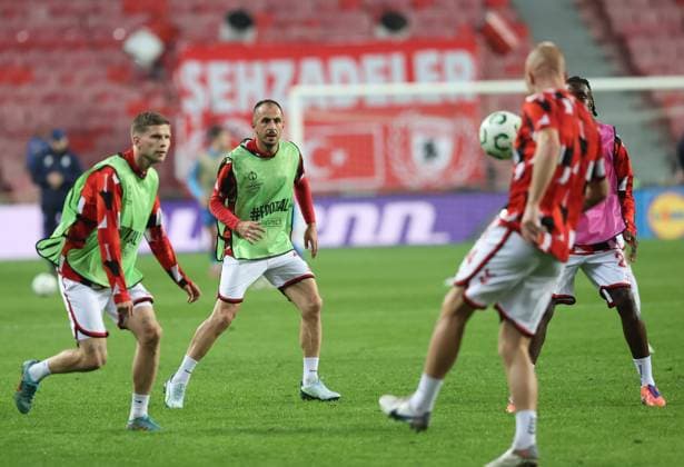 Samsunspor v Dynamo Kyiv - UEFA Europa Conference League SAMSUN, TURKIYE - OCTOBER 23: Zeki Yavru (2nd L) of Samsunspor warms up ahead of UEFA Europa Conference League week 2 match between Samsunspor and Dynamo Kyiv at New May 19 Stadium in Samsun, Turkiye on October 23, 2025. Veysel Altun Anadolu Samsun Turkey. Editorial use only. Please get in touch for any other usage.  Copyright: x2025xAnadoluxVeyselxAltunx