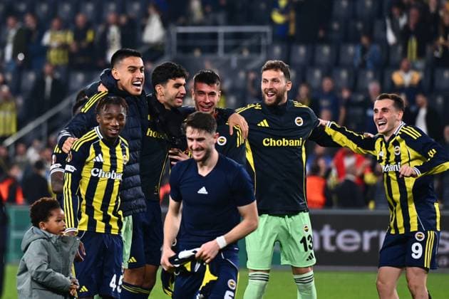 Fenerbahce v Stuttgart - UEFA Europa League ISTANBUL, TURKIYE - OCTOBER 23: Players of Fenerbahce celebrate after winningt the UEFA Europa League Week 3 match between Fenerbahce and Stuttgart at Chobani Stadium in Istanbul, Turkiye, on October 23, 2025. Oguz Yeter Anadolu Istanbul Turkey. Editorial use only. Please get in touch for any other usage.  Copyright: x2025xAnadoluxOÄüuzxYeterx