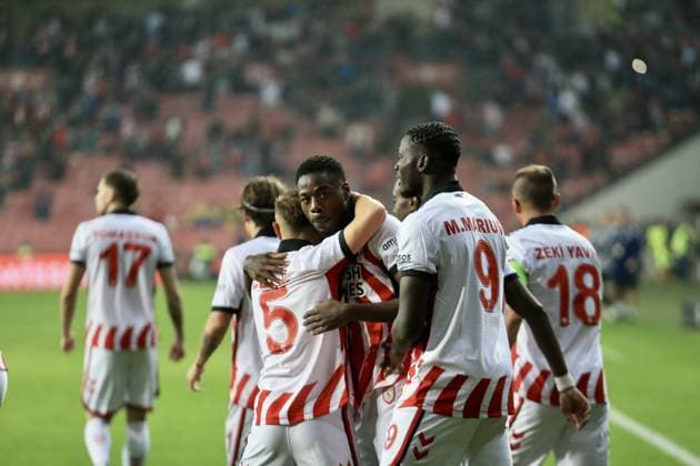 Samsunspor v Dynamo Kyiv - UEFA Europa Conference League SAMSUN, TURKIYE - OCTOBER 23: Musaba of Samsunspor celebrates with his teammates after he scores a goal during UEFA Europa Conference League week 2 match between Samsunspor and Dynamo Kyiv at New May 19 Stadium in Samsun, Turkiye on October 23, 2025. Recep Bilek Anadolu Samsun Turkey. Editorial use only. Please get in touch for any other usage.  Copyright: x2025xAnadoluxRecepxBilekx