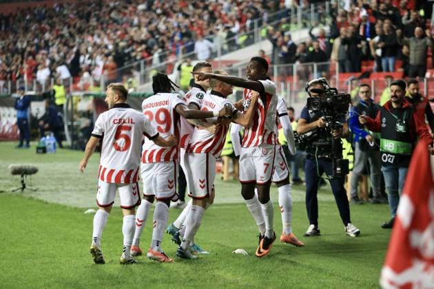Samsunspor v Dynamo Kyiv - UEFA Europa Conference League SAMSUN, TURKIYE - OCTOBER 23: Musaba of Samsunspor celebrates with his teammates after he scores a goal during UEFA Europa Conference League week 2 match between Samsunspor and Dynamo Kyiv at New May 19 Stadium in Samsun, Turkiye on October 23, 2025. Recep Bilek Anadolu Samsun Turkey. Editorial use only. Please get in touch for any other usage.  Copyright: x2025xAnadoluxRecepxBilekx