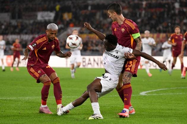 Wesley Vinicius Franca Lima of AS Roma, Prince Kwabena Adu of Viktoria Plzen and Gianluca Mancini of AS Roma during the UEFA Europa League 2025 2026 football match between AS Roma and Viktoria Plzen at Stadio Olimpico in Rome (Italy), October 23, 2025. andreaxstaccioli