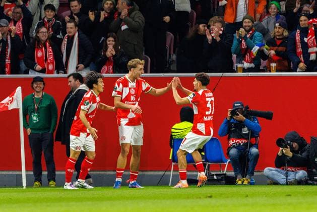 UECL 1 FSV Mainz 05 vs HäK Zrinjski Mostar, 23 10 2025 MAINZ, GERMANY OCTOBER 23 Nelson Weiper 1 FSV Mainz 05, 44 celebrates scoring his team s first goal with teammates during the match between 1 FSV Mainz 05 vs HäK Zrinjski Mostar at MEWA Arena on matchday 2 on October 23, 2025 in Mainz, Germany Copyright: xBEAUTIFULxSPORTS Hahnex