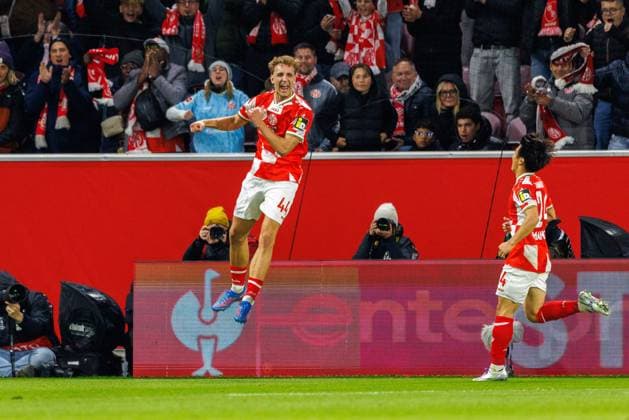 UECL 1 FSV Mainz 05 vs HäK Zrinjski Mostar, 23 10 2025 MAINZ, GERMANY OCTOBER 23 Nelson Weiper 1 FSV Mainz 05, 44 celebrates scoring his team s first goal with teammates during the match between 1 FSV Mainz 05 vs HäK Zrinjski Mostar at MEWA Arena on matchday 2 on October 23, 2025 in Mainz, Germany Copyright: xBEAUTIFULxSPORTS Hahnex