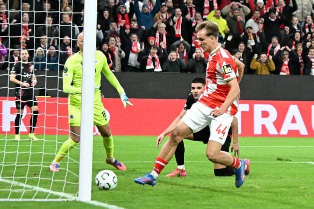 23 10 2025, xsltx, Fussball UEFA Conference League, FSV Mainz 05 HSK Zrinjski Mostar v l Nelson Weiper FSV Mainz 05 Torschuetze, erzielt das Tor, Treffer, scores the goal 1 0 Goran Karacic HSK Zrinjski Mostar DFL DFB REGULATIONS PROHIBIT ANY USE OF PHOTOGRAPHS as IMAGE SEQUENCES and or QUASI VIDEO Mainz