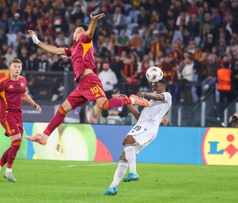 October 23, 2025, Roma, Roma, Italia: Zeki Celik (AS Roma)Cheick Souare (FC Viktoria Plzen) During the 2025 26 Europa League football match between Roma and Viktoria Plzen on October 23, 2025, at the Stadio Olimpico in Rome..Photo: Roma Italia - ZUMAs236 20251023_aap_s236_019 Copyright: xFabioxSassox