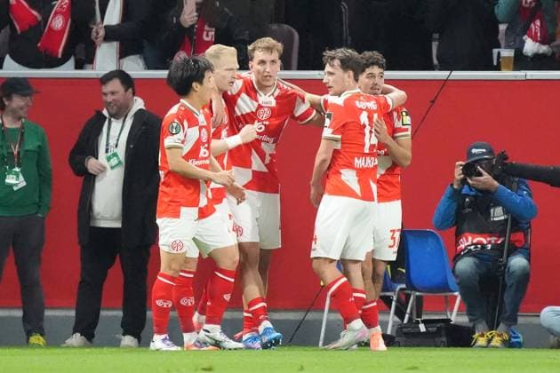 celebrate the goal, goal celebration for 1 0 Nelson Weiper 1 FSV Mainz 05, 44 23 10 2025 1 FSV Mainz 05 vs Zrinjski Mostar, MEWA Arena, Europa Conference League