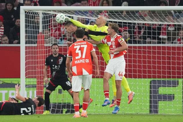 Goalkeeper Goran Karacic Zrinjski Mostar, 18 clears in front of Nelson Weiper 1 FSV Mainz 05, 44 23 10 2025 1 FSV Mainz 05 vs Zrinjski Mostar, MEWA Arena, Europa Conference League