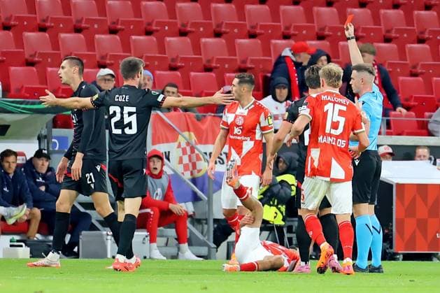 Mainz, Germany October 23, 2025 Conference League 2025 2026 FSV Mainz 05 vs Zrinjski Mostar In the picture Referee Jamie Robinson Northern Ireland shows Igor Savic Zrinjski Mostar 1 v li the red card Mewa Arena Rheinland Pfalz Copyright: xFotostandx xRacochax