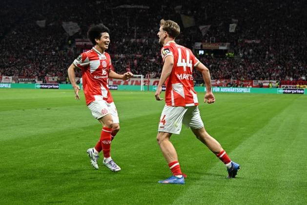 23 10 2025, xsltx, Fußball UEFA Conference League, FSV Mainz 05 HSK Zrinjski Mostar v l Torjubel nach dem Tor zum celebrating the goal celebrate 1 0 durch Nelson Weiper FSV Mainz 05 DFL DFB REGULATIONS PROHIBIT ANY USE OF PHOTOGRAPHS as IMAGE SEQUENCES and or QUASI VIDEO Mainz