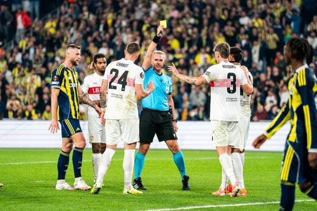 Fenerbahce SK v VfB Stuttgart - UEFA Europa League 2025 26 League Phase MD3 The official punishes with a yellow card during the UEFA Europa League match between Fenerbahce and Stuttgart at the Chobani Stadium in City, Country , on October 23, 2025. Istanbul Istanbul Turkey  Copyright: xYagizxGurtugx originalFilename:gurtug-fenerbah251023_npTGE.jpg