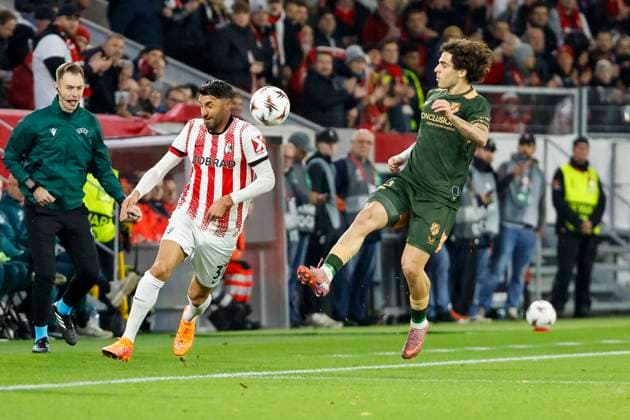 Vincenzo Grifo SC Freiburg, 32 and Miguel Rodriguez FC Utrecht, 22 in running duel , Germany, UEFA Europa League, Matchday 3, 2025 2026, SC Freiburg vs FC Utrecht, 23 10 2025, Stadion am Wolfswinkel, Freiburg, Germany Freiburg Stadion am Wolfswinkel Baden Württemberg Germany Copyright: xGrantxHubbsx