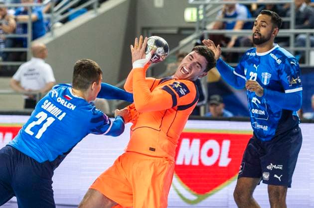 EHF Champions League - Orlen Wisla Plock v FC Barcelona, Barca Kiryl Samoila, Ludovic Fabregas during the match EHF Champions League Men match between Orlen Wisla Plock and FC Barcelona in Plock, Poland on October 23, 2025.NO SALES POLAND Plock Poland  Copyright: xAndrzejxIwanczukx originalFilename:iwanczuk-ehfchamp251023_nphLH.jpg