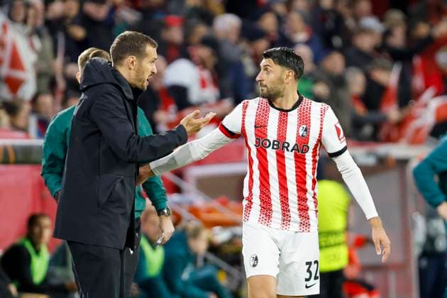 Julian Schuster SC Freiburg, coach and Vincenzo Grifo SC Freiburg, 32 in dialog , Germany, UEFA Europa League, Matchday 3, 2025 2026, SC Freiburg vs FC Utrecht, 23 10 2025, Stadion am Wolfswinkel, Freiburg, Germany Freiburg Stadion am Wolfswinkel Baden Württemberg Germany Copyright: xGrantxHubbsx