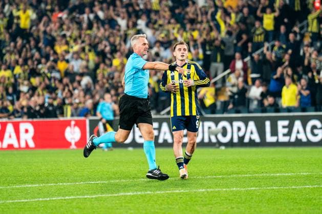 Fenerbahce SK v VfB Stuttgart - UEFA Europa League 2025 26 League Phase MD3 Match official points for a penalty during the UEFA Europa League match between Fenerbahce and Stuttgart at the Chobani Stadium in City, Country , on October 23, 2025. Istanbul Istanbul Turkey  Copyright: xYagizxGurtugx originalFilename:gurtug-fenerbah251023_npUqG.jpg