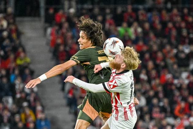 Niklas Beste SC Freiburg, 19 in header duel with Gjivai Zechiel FC Utrecht, 21 GER, SC Freiburg FC Utrecht, Football, Europa League, Matchday 3, Season 2025 2026, 23 10 2025 GER, SC Freiburg FC Utrecht, Football, Europa League, Matchday 3, Season 2025 2026, 23 10 2025 Freiburg Copyright: xEibner-Pressefoto ThomasxHessx EP_THS