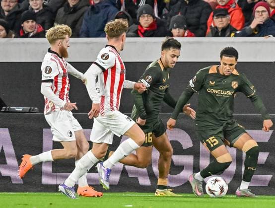 Adrian Blake FC Utrecht, 15 on the ball and in a duel with Philipp Treu SC Freiburg, 29 , Niklas Beste SC Freiburg, 19 GER, SC Freiburg FC Utrecht, Football, Europa League, Matchday 3, Season 2025 2026, 23 10 2025 GER, SC Freiburg FC Utrecht, Football, Europa League, Matchday 3, Season 2025 2026, 23 10 2025 Freiburg Copyright: xEibner-Pressefoto ThomasxHessx EP_THS