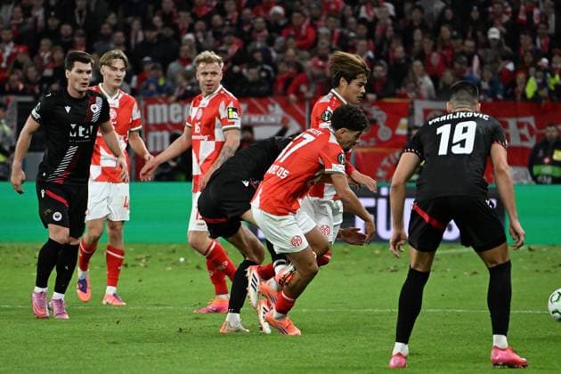 23 10 2025, xsltx, Football UEFA Conference League, FSV Mainz 05 HSK Zrinjski Mostar v l Foul by Igor Savic HSK Zrinjski Mostar on Ben Bobzien FSV Mainz 05 DFL DFB REGULATIONS PROHIBIT ANY USE OF PHOTOGRAPHS as IMAGE SEQUENCES and or QUASI VIDEO Mainz