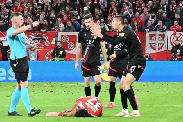 23 10 2025, xsltx, Football UEFA Conference League, FSV Mainz 05 HSK Zrinjski Mostar v l Referee Referee Jamie Robert Robinson Northern Ireland shows Igor Savic HSK Zrinjski Mostar the red card after the foul on Ben Bobzien FSV Mainz 05 DFL DFB REGULATIONS PROHIBIT ANY USE OF PHOTOGRAPHS as IMAGE SEQUENCES and or QUASI VIDEO Mainz