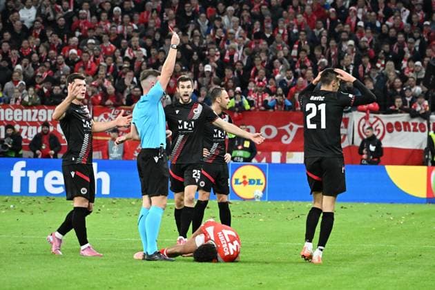 23 10 2025, xsltx, Football UEFA Conference League, FSV Mainz 05 HSK Zrinjski Mostar v l Referee Referee Jamie Robert Robinson Northern Ireland shows Igor Savic HSK Zrinjski Mostar the red card after the foul on Ben Bobzien FSV Mainz 05 DFL DFB REGULATIONS PROHIBIT ANY USE OF PHOTOGRAPHS as IMAGE SEQUENCES and or QUASI VIDEO Mainz