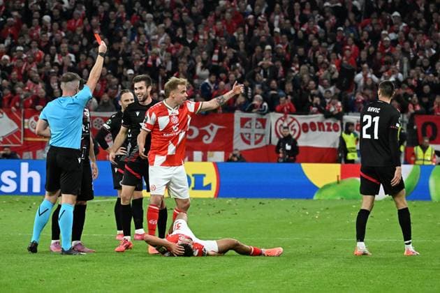 23 10 2025, xsltx, Football UEFA Conference League, FSV Mainz 05 HSK Zrinjski Mostar v l Referee Referee Jamie Robert Robinson Northern Ireland shows Igor Savic HSK Zrinjski Mostar the red card after the foul on Ben Bobzien FSV Mainz 05 DFL DFB REGULATIONS PROHIBIT ANY USE OF PHOTOGRAPHS as IMAGE SEQUENCES and or QUASI VIDEO Mainz