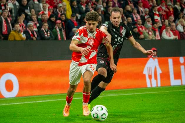 GER, Mainz, Football, UEFA Conference League, Matchday 2, FSV Mainz 05 vs HSK Zrinjski Mostar pictured from l Ben Bobzien FSV Mainz 05 37 , Kerim Memija HSK Zrinjski Mostar 50 , duel 23 10 2025, MEWA Arena Mainz UEFA REGULATIONS PROHIBIT ANY USE OF PHOTOGRAPHS AS IMAGE SEQUENCES AND OR QUASI VIDEO, Copyright: HMBxMedia PaulxFritz