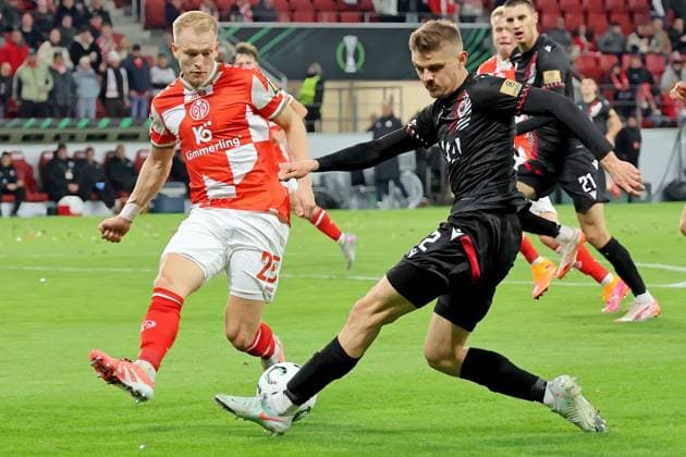 Mainz, Germany October 23, 2025 Conference League 2025 2026 FSV Mainz 05 vs Zrinjski Mostar In the picture from left in the duel Andreas Hanche Olsen Mainz against Jakov Pranjic Zrinjski Mostar Mewa Arena Rheinland Pfalz Copyright: xFotostandx xRacochax