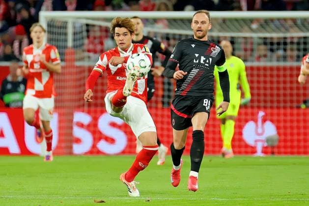 Mainz, Germany October 23, 2025 Conference League 2025 2026 FSV Mainz 05 vs Zrinjski Mostar In the picture from left in the duel Kaishu Sano Mainz against Nemanja Bilbija Zrinjski Mostar Mewa Arena Rheinland Pfalz Copyright: xFotostandx xRacochax