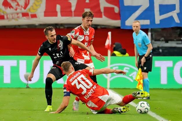 Mainz, Germany October 23, 2025 Conference League 2025 2026 FSV Mainz 05 vs Zrinjski Mostar In the picture from left fighting for the ball Kerim Memija Zrinjski Mostar , Silvan Widmer Mainz and William Boving Mainz Mewa Arena Rheinland Pfalz Copyright: xFotostandx xRacochax