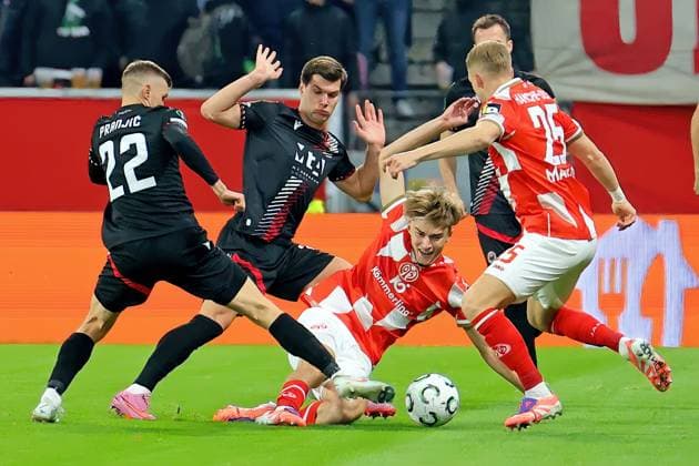 Mainz, Deutschland 23. Oktober 2025: Conference League - 2025 2026 - FSV Mainz 05 vs. Zrinjski Mostar Im Bild: v.li. beim Kampf um den Ball: Jakov Pranjic (Zrinjski Mostar), Stefano Surdanovic (Zrinjski Mostar), Kacper Potulski Mainz) und Andreas Hanche-Olsen (Mainz). Mewa Arena Rheinland - Pfalz *** Mainz, Germany October 23, 2025 Conference League 2025 2026 FSV Mainz 05 vs Zrinjski Mostar In the picture from left fighting for the ball Jakov Pranjic Zrinjski Mostar , Stefano Surdanovic Zrinjski Mostar , Kacper Potulski Mainz and Andreas Hanche Olsen Mainz Mewa Arena Rheinland Pfalz Copyright: xFotostandx xRacochax