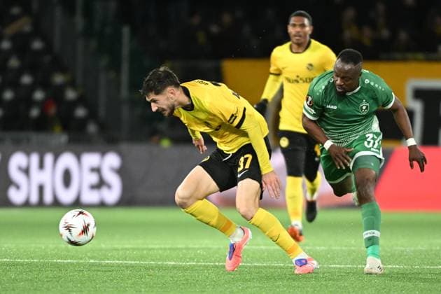 BERN, SWITZERLAND OCTOBER 23 Armin Gigovic of Young Boys l against Bernard Tekpetey of Ludogorets r during the UEFA Europa League 2025 26 League Phase MD3 match between BSC Young Boys and PFC Ludogorets 1945 at Stadion Wankdorf on October 23, 2025 in Bern, Switzerland Bern Stadion Wankdorf Bern Switzerland Copyright: xJustPictures.ch ManuelxWinterbergerx jp-en-EuSpIm-MWI_4309