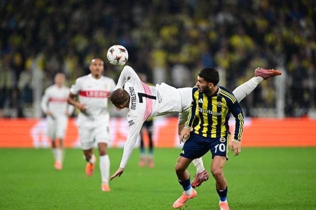 Fenerbahce v Stuttgart - UEFA Europa League ISTANBUL, TURKIYE - OCTOBER 23: Oguz Aydin (70) of Fenerbahce in action against Maximilian Mittelstadt (7) of Stuttgart during the UEFA Europa League Week 3 match between Fenerbahce and Stuttgart at Chobani Stadium in Istanbul, Turkiye, on October 23, 2025. Oguz Yeter Anadolu Istanbul Turkey. Editorial use only. Please get in touch for any other usage.  Copyright: x2025xAnadoluxOÄüuzxYeterx