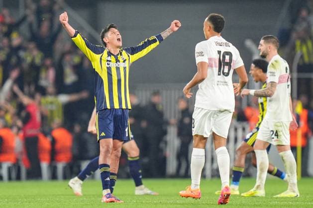 Fenerbahce v Stuttgart - UEFA Europa League ISTANBUL, TURKIYE - OCTOBER 23: Edson Alvarez (L) of Fenerbahce celebrates after winning the UEFA Europa League Week 3 match between Fenerbahce and Stuttgart at Chobani Stadium in Istanbul, Turkiye, on October 23, 2025. Cemal Yurttas Anadolu Istanbul Turkey. Editorial use only. Please get in touch for any other usage.  Copyright: x2025xAnadoluxCemalxYurttasx