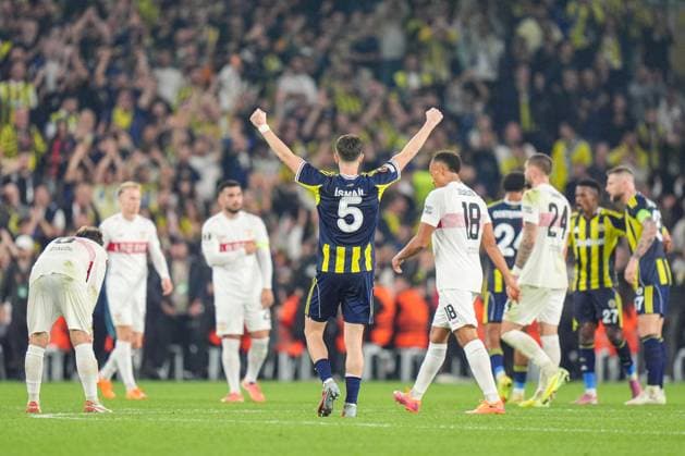Fenerbahce v Stuttgart - UEFA Europa League ISTANBUL, TURKIYE - OCTOBER 23: Ismail Yuksek (5) of Fenerbahce celebrates after winning the UEFA Europa League Week 3 match between Fenerbahce and Stuttgart at Chobani Stadium in Istanbul, Turkiye, on October 23, 2025. Cemal Yurttas Anadolu Istanbul Turkey. Editorial use only. Please get in touch for any other usage.  Copyright: x2025xAnadoluxCemalxYurttasx