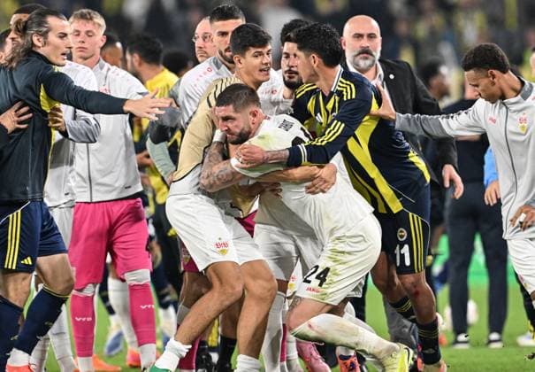Fenerbahce v Stuttgart - UEFA Europa League ISTANBUL, TURKIYE - OCTOBER 23: Players of Fenerbahce and VfB Stuttgart gets into an argument during the UEFA Europa League Week 3 match between Fenerbahce and Stuttgart at Chobani Stadium in Istanbul, Turkiye, on October 23, 2025. Elif Ozturk Anadolu Istanbul Turkey. Editorial use only. Please get in touch for any other usage.  Copyright: x2025xAnadoluxElifxOzturkx