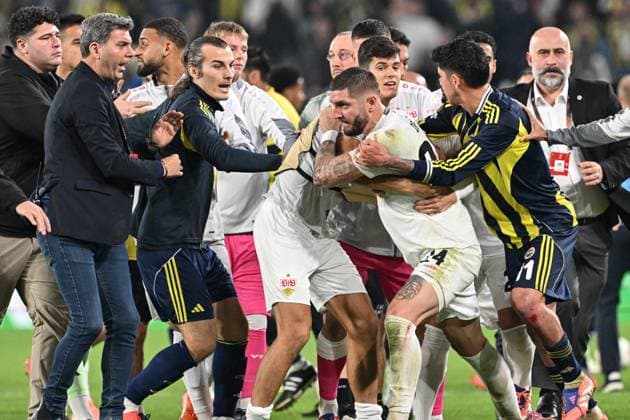 Fenerbahce v Stuttgart - UEFA Europa League ISTANBUL, TURKIYE - OCTOBER 23: Players of Fenerbahce and VfB Stuttgart gets into an argument during the UEFA Europa League Week 3 match between Fenerbahce and Stuttgart at Chobani Stadium in Istanbul, Turkiye, on October 23, 2025. Elif Ozturk Anadolu Istanbul Turkey. Editorial use only. Please get in touch for any other usage.  Copyright: x2025xAnadoluxElifxOzturkx