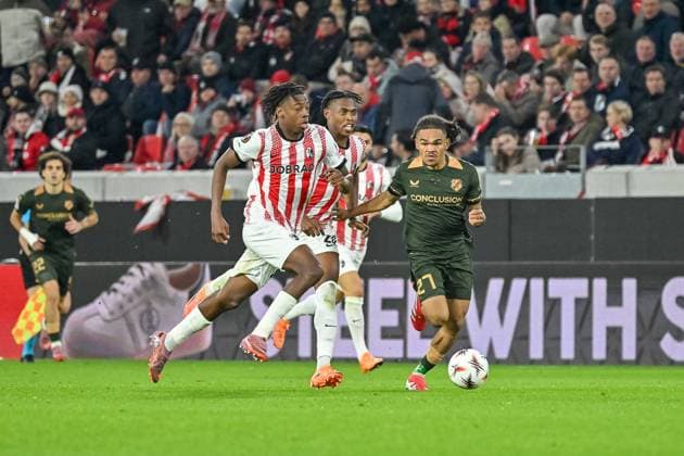 Johan Manzambi SC Freiburg, 44 on the ball and in a running duel with Alonzo Engwanda FC Utrecht, 27 GER, SC Freiburg FC Utrecht, Football, Europa League, Matchday 3, Season 2025 2026, 23 10 2025 GER, SC Freiburg FC Utrecht, Football, Europa League, Matchday 3, Season 2025 2026, 23 10 2025 Freiburg Copyright: xEibner-Pressefoto ThomasxHessx EP_THS