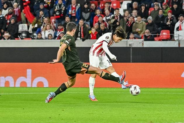 Yuito Suzuki SC Freiburg, 14 shoots on goal Nick Viergever FC Utrecht, 24 cant block it GER, SC Freiburg FC Utrecht, Football, Europa League, Matchday 3, Season 2025 2026, 23 10 2025 GER, SC Freiburg FC Utrecht, Football, Europa League, Matchday 3, Season 2025 2026, 23 10 2025 Freiburg Copyright: xEibner-Pressefoto ThomasxHessx EP_THS