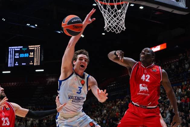 Nate Reuvers (Valencia Basket) &amp; Ryant Dunston (EA7 Emporio Armani Olimpia Milano) during Olimpia Milano vs Valencia BC, Basketball Euroleague match in Assago (MI), Italy, October 23 2025  Copyright: xSavinoxPaolella IPAxSportx xipa-agency.netx xx IPA_66988044 IPA_Agency_IPA66988044