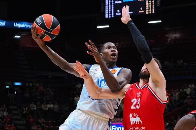 Omari Moore (Valencia Basket) &amp; Marko Guduric (EA7 Emporio Armani Olimpia Milano) during Olimpia Milano vs Valencia BC, Basketball Euroleague match in Assago (MI), Italy, October 23 2025  Copyright: xSavinoxPaolella IPAxSportx xipa-agency.netx xx IPA_66987925 IPA_Agency_IPA66987925