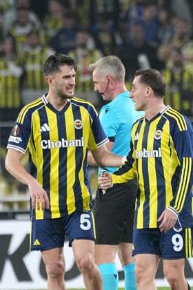 ISTANBUL, TURKEY - OCTOBER 23: Ismail Yuksek (L) and Kerem Akturkoglu (R) of Fenerbahce SK during the UEFA Europa League 2025 26 League Phase MD3 match between Fenerbahce SK and VfB Stuttgart at Chobani Stadium on October 23, 2025 in Istanbul, Turkey. Ä±STNBUL Turkey Copyright: xSeskimphotox Fbahce-Stuttgart-231025 (19)