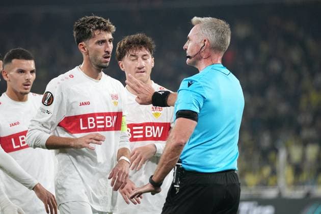 ISTANBUL, TURKEY - OCTOBER 23: Atakan Karazor (L) and Angelo Stiller of Stuttgart reacts Referee Jakob Kehlet during the UEFA Europa League 2025 26 League Phase MD3 match between Fenerbahce SK and VfB Stuttgart at Chobani Stadium on October 23, 2025 in Istanbul, Turkey. Ä±STNBUL Turkey Copyright: xSeskimphotox Fbahce-Stuttgart-231025 (46)
