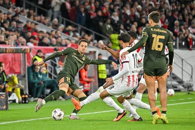 Adrian Blake FC Utrecht, 15 on the ball and in a duel with Eren Dinkci SC Freiburg, 18 GER, SC Freiburg FC Utrecht, Football, Europa League, Matchday 3, Season 2025 2026, 23 10 2025 GER, SC Freiburg FC Utrecht, Football, Europa League, Matchday 3, Season 2025 2026, 23 10 2025 Freiburg Copyright: xEibner-Pressefoto ThomasxHessx EP_THS