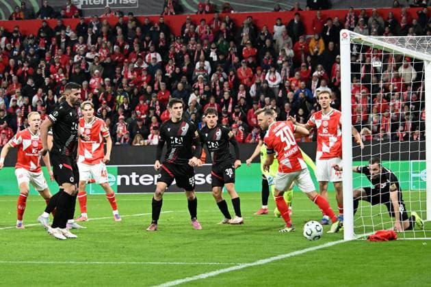 23 10 2025, xsltx, Football UEFA Conference League, FSV Mainz 05 HSK Zrinjski Mostar v l Goal chance for Silvan Widmer FSV Mainz 05 after Goran Karacics mistake HSK Zrinjski Mostar DFL DFB REGULATIONS PROHIBIT ANY USE OF PHOTOGRAPHS as IMAGE SEQUENCES and or QUASI VIDEO Mainz