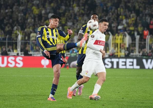 ISTANBUL, TURKEY - OCTOBER 23: Edson Alvarez (L) of Fenerbahce SK andBadredine Bouanani of Stuttgart during the UEFA Europa League 2025 26 League Phase MD3 match between Fenerbahce SK and VfB Stuttgart at Chobani Stadium on October 23, 2025 in Istanbul, Turkey. Ä±STNBUL Turkey Copyright: xSeskimphotox Fbahce-Stuttgart-231025 (98)