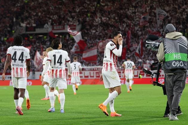 23 10 2025, xrekx, Football UEFA Europa League, SC Freiburg FC Utrecht v l Torjubel nach dem Tor zum celebrating the goal celebrate 2 0 durch Vincenzo Grifo SC Freiburg DFL DFB REGULATIONS PROHIBIT ANY USE OF PHOTOGRAPHS as IMAGE SEQUENCES and or QUASI VIDEO Freiburg