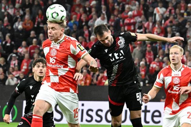 23 10 2025, xsltx, Football UEFA Conference League, FSV Mainz 05 HSK Zrinjski Mostar v l Lennard Maloney FSV Mainz 05 Kerim Memija HSK Zrinjski Mostar Zweikampf, Aktion, action, battle for the ball DFL DFB REGULATIONS PROHIBIT ANY USE OF PHOTOGRAPHS as IMAGE SEQUENCES and or QUASI VIDEO Mainz