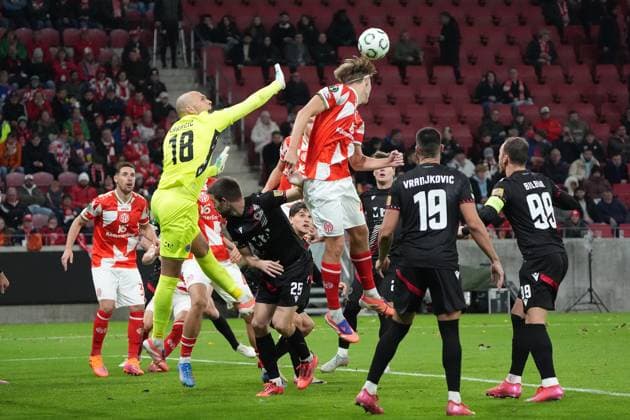 Goalkeeper Goran Karacic Zrinjski Mostar, 18 vs Kacper Potulski 1 FSV Mainz 05, 48 23 10 2025 1 FSV Mainz 05 vs Zrinjski Mostar, MEWA Arena, Europa Conference League